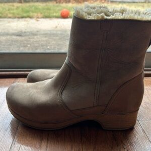 Dansko Bettie Clog Boot Sheep Fur lined Sz 39 in Taupe